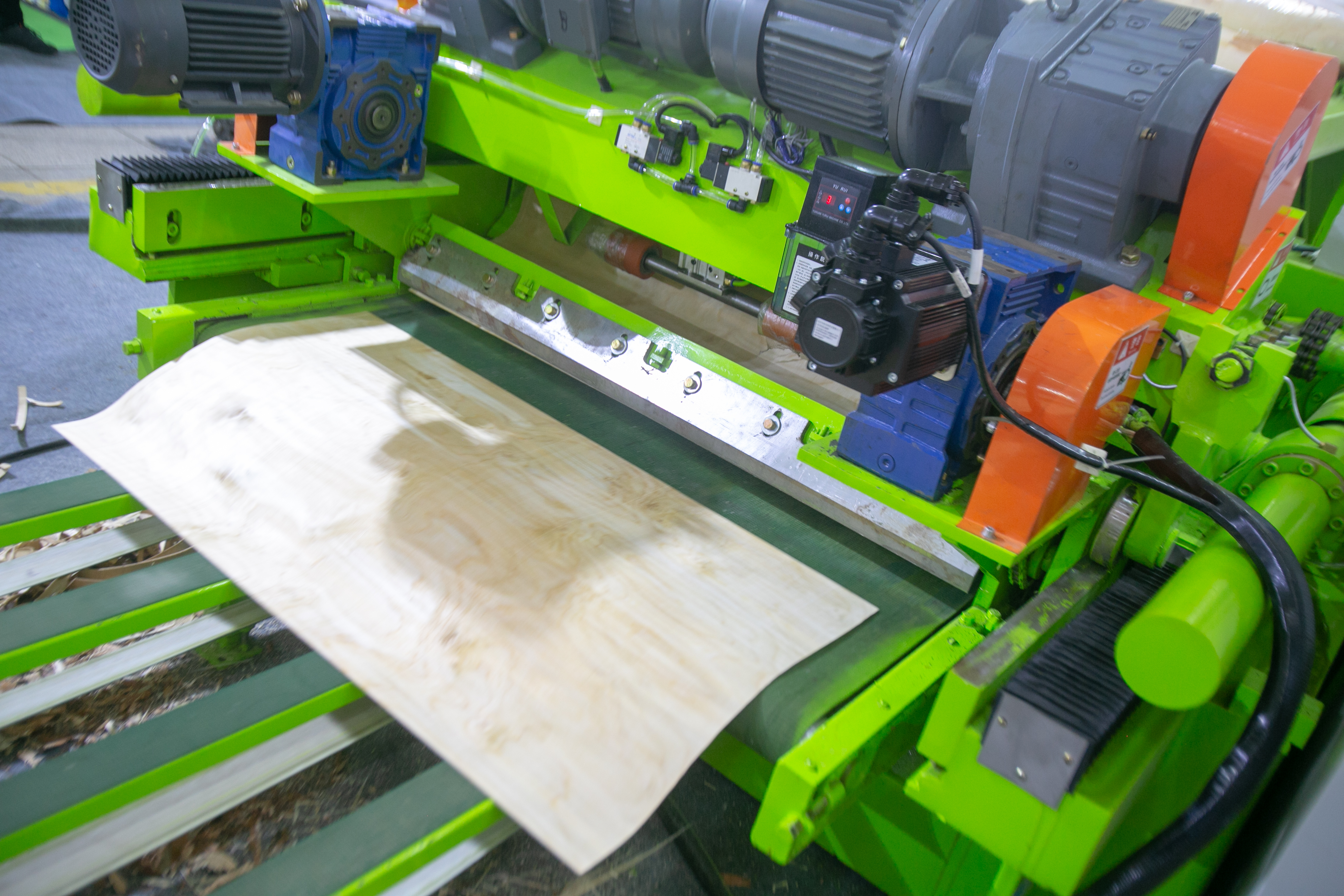 Pay attention to details when using veneer peeler