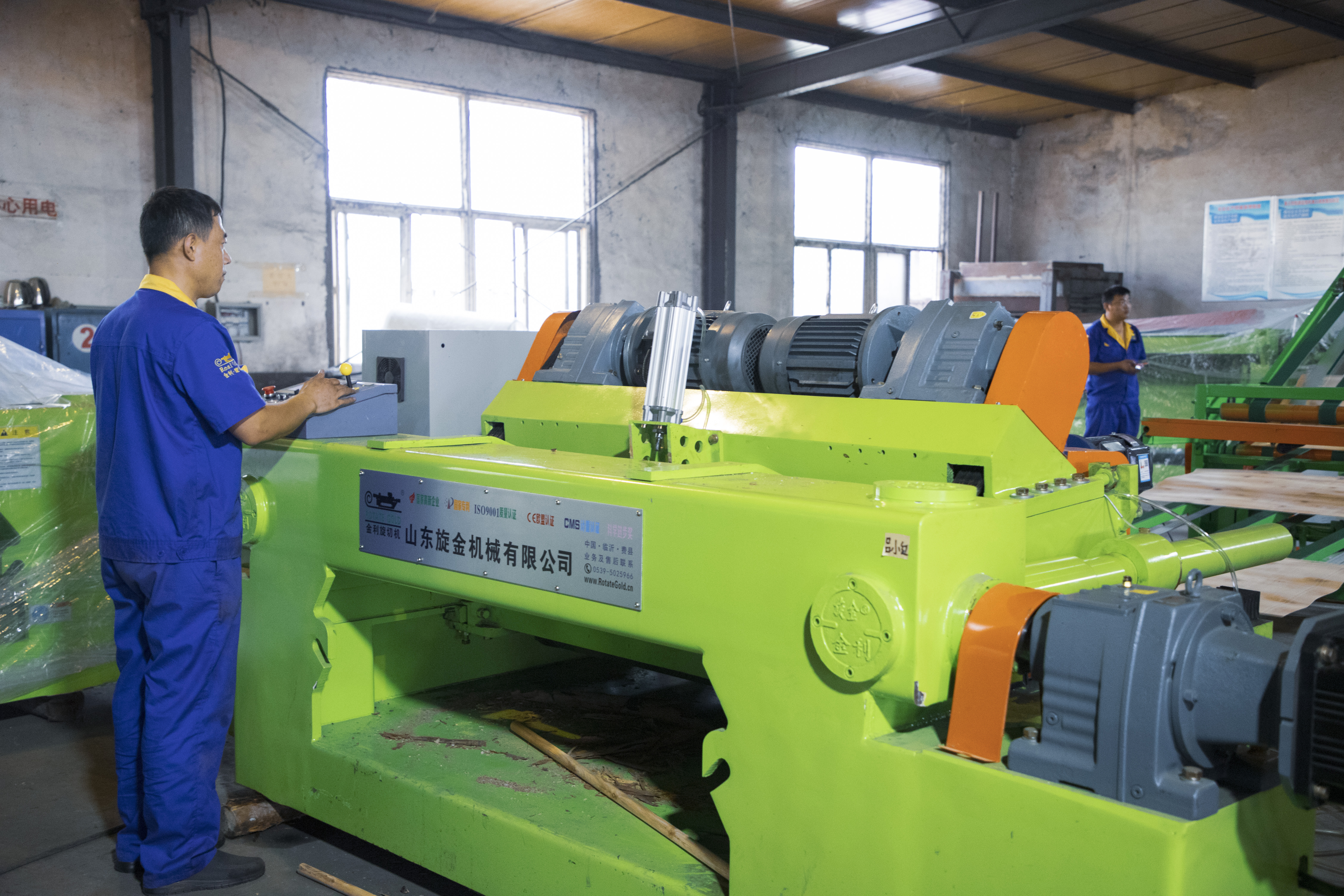 The safe use of veneer peeling machine should be keep in mind.